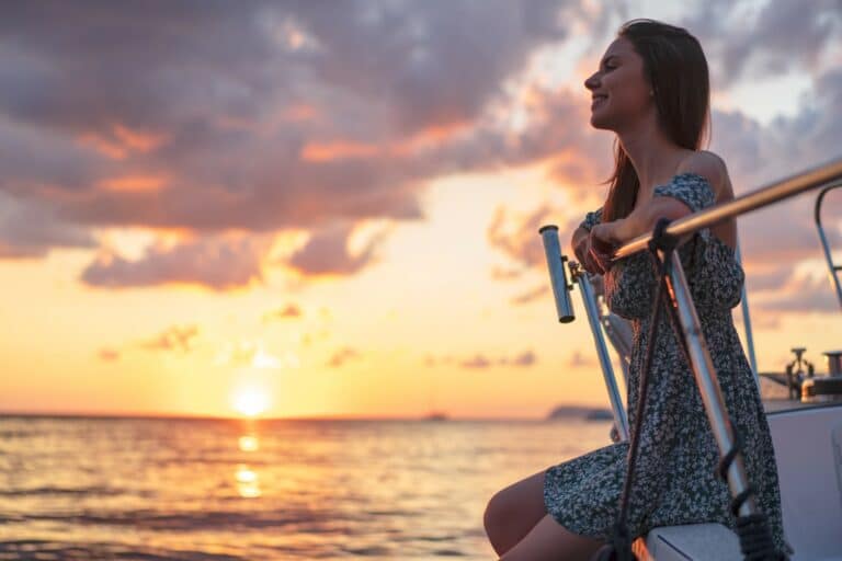 Read more about the article The Perfect Evening: Sunset Cruises and Relaxation